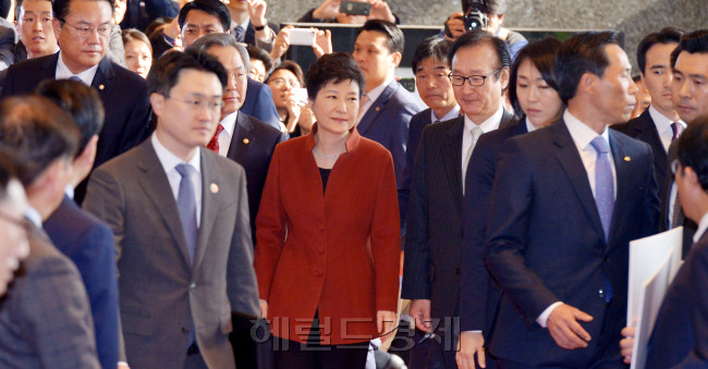 [사진=박근혜 대통령이 8일 오전 정세균 국회의장과 정국 해법을 논의하기 위해 국회를 방문하고 있다. 안훈 기자/rosedale@heraldcorp.com]