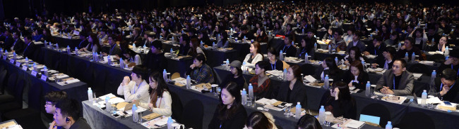 기조강연자로 나선 킥스타터 공동창업자 얀스 스트리클러가 열정적으로 강연하는 모습.