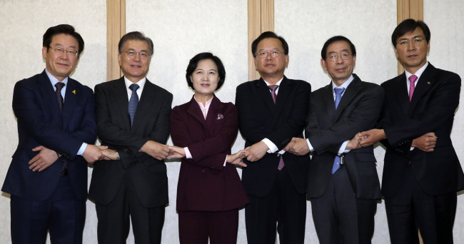 더불어민주당 추미애 대표와 당 소속 대권주자들은 8일 오전 여의도 한 식당에서 조찬회동을 갖고 이른바 ‘최순실 게이트’에 따른 정국 수습 해법을 논의했다. 오른쪽부터 안희정 충남지사, 박원순 서울시장, 김부겸 의원, 추 대표, 문재인 전 대표, 이재명 성남시장. 안훈 기자/rosedale@