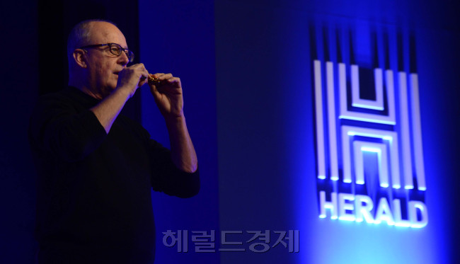 [사진=알베르토 알레시 이탈리아 생활용품 브랜드 알레시의 최고경영자가 강연하고 있다. 박해묵 기자/mook@heraldcorp.com]
