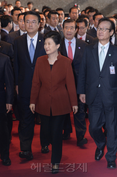[사진설명=박근혜 대통령이 8일 오전 서울 여의도 국회를 전격방문해 정세균 국회의장실로 향하고 있다. 안훈 기자/rosedale@heraldcorpcom]
