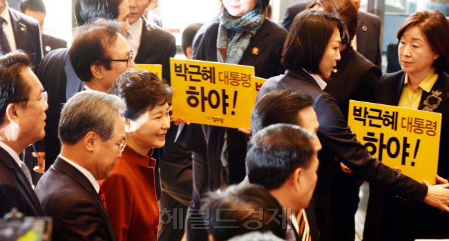 [사진=8일 오전 박근혜 대통령이 정세균 국회의장과 정국 해법을 논의하기 위해 국회 본관에 들어서자 야당의원들이 손피켓을 들고 시위를 하고 있다. 안훈 기자 rosedale@heraldcorp.com]