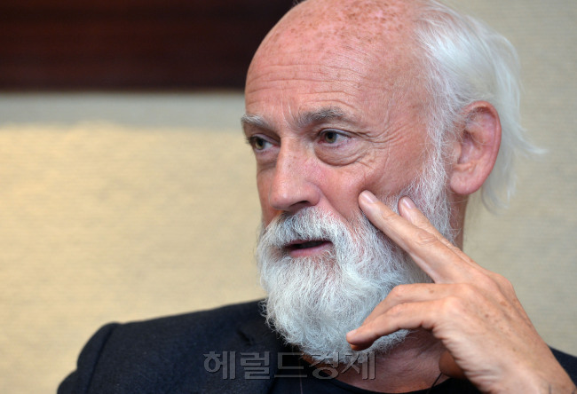세계적인 산업디자이너 로스 러브그로브가 디자이너라면 새로운 방식으로 삶과 시스템을 디자인해야 한다고 강조하고 있다.  윤병찬 기자/yoon4698@heraldcorp.com