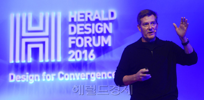 [사진설명=지난 8일 그랜드하얏트서울 그랜드볼룸에서 진행된 헤럴드디자인포럼2016의 일곱번째 강연자로 나선 밥 벡슬리는 디자인 중심의 기업이 되기 위해서는 기업의 명확한 비전과 미션, 문화가 전제돼야하며 이것이 디자인적인 결과물과 직선적으로 연결돼야한다고 강조했다. 박해묵 기자/mook@heraldcorp.com]