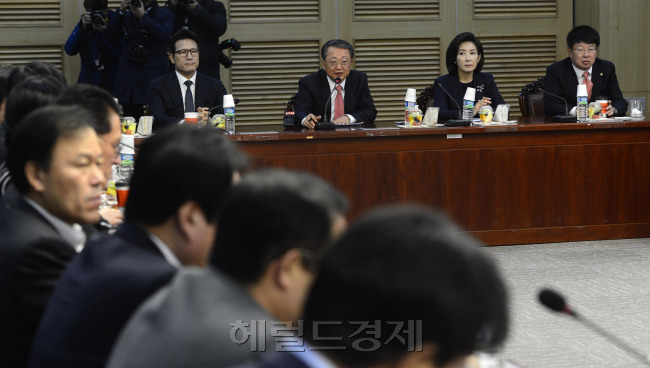 9일 오전 서울 여의도 국회 의원회관에서 새누리당 비박계 중진의원들과 진정모가 연석회의를 가지고 있다. 박해묵 기자/mook@heraldcorp.com
9일 오전 서울 여의도 국회 의원회관에서 새누리당 비박계 중진의원들과 진정모가 연석회의를 가지고 있다. 박해묵 기자/mook@heraldcorp.com