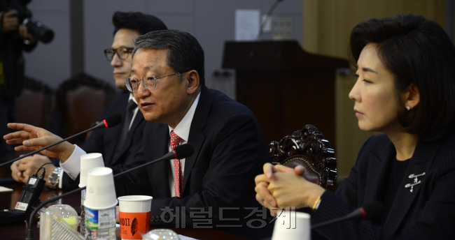 [사진=9일 오전 서울 여의도 국회 의원회관에서 새누리당 비박계 중진의원들과 진정모가 연석회의를 가지고 있다. 박해묵 기자/mook@heraldcorp.com]