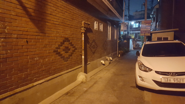 퇴근시간 이후 불법주차된 차로 가득한 이면도로에는 소방차는 물론이고 구급차까지 들어가기 어려운 상황이다. 국민안전처에 따르면 불법주차로 소방차가 현장진입에 늦어 대형화재로 번진 사례는 지난해 113건, 올해는 103건에 이른다.