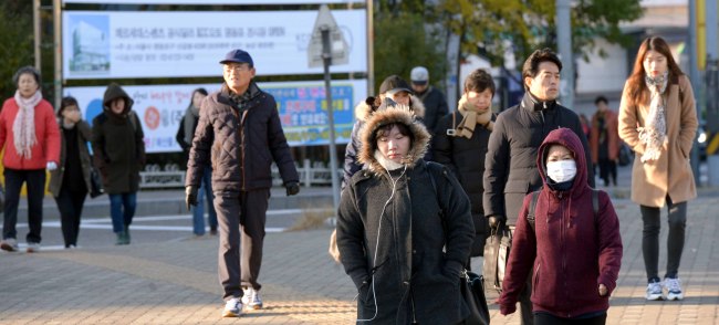 아침기온이 크게 떨어졌다. 영하를 기록한  9일 대방역 출근길 시민들의 복장이 많이 두터워졌다. 기상청은 한차례 비가 온후 예년기온을 회복하겠다고 예측했다. <br />정희조 기자/checho@heraldcrop.com  161109