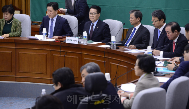 [사진=우상호 더불어민주당 원내대표가 9일 오전 서울 여의도 국회에서 열린 최고위원회의에서 모두발언을 하고 있다. 박해묵 기자/mook@heraldcorp.com]
　