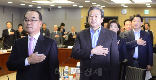 [사진=9일 오전 서울 여의도 국회 의원회관에서 열린 비상시국 대토론회에 김무성 전 새누리당 대표가 참석하고 있다. 박해묵 기자 mook@heraldcorp.com]