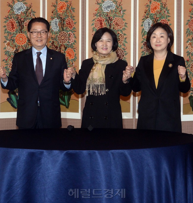 9일 오전 서울 여의도 국회 사랑재에서 야3당 대표 회동이 열리고 있다. 왼쪽부터 박지원 국민의당 비상대책위원장 겸 원내대표, 추미애 더불어민주당 대표, 심상정 정의당 대표/안훈 기자 rosedale@heraldcorp.com 2016.11.09
9일 오전 서울 여의도 국회 사랑재에서 야3당 대표 회동이 열리고 있다. 왼쪽부터 박지원 국민의당 비상대책위원장 겸 원내대표, 추미애 더불어민주당 대표, 심상정 정의당 대표/안훈 기자 rosedale@heraldcorp.com 2016.11.09