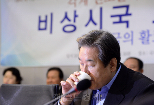 [사진=김무성 새누리당 전 대표가 9일 오전 서울 여의도 국회 의원회관에서 열린 비상시국 대토론회에 참석하고 있다. 박해묵 기자 mook@heraldcorp.com]