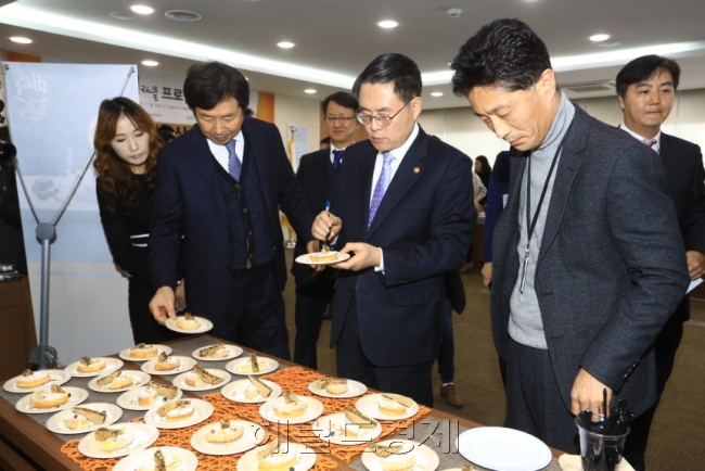 김재수 농림축산식품부 장관이 9일 오전 세종청사 농식품부 대회의실에서 열린 쌀 가공 디저트 식품 시식행사에서 관계자들과　시식을 하고 있다. [사진제공=농림축산식품부]