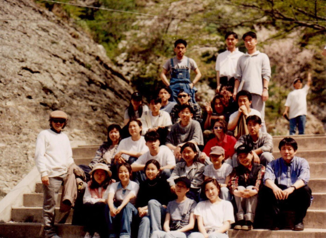 하동철 선생과 제자들. 1996년 스케치여행 [사진=학고재갤러리]