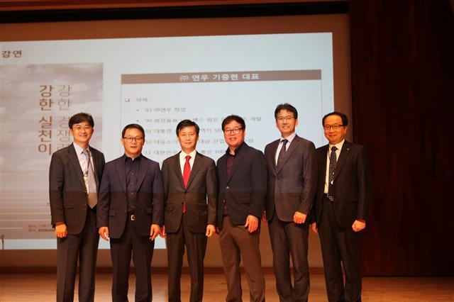 SK케미칼 김철 사장(왼쪽 세 번째)와 연우 기중현 대표(왼쪽 네 번째)를 비록한 양사 임직원이 특강을 마치고 함께 기념 촬영을 찍고 있다.  [사진제공=SK케미칼]