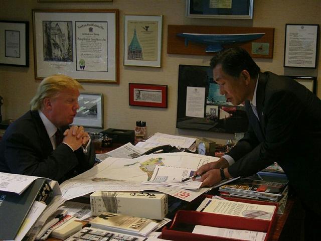 안상수 새누리당 의원이 2008년 9월 뉴욕 맨해튼 트럼프타워 펜트하우스에서 도널드 트럼프 당선자와 대화를 나누는 모습.
[사진제공=안상수 의원실]