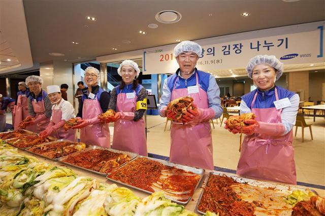 삼성SDS는 9일 삼성SDS타워에서 정유성 대표이사와 임직원 100여 명이 참여한 가운데 스마트 브리지(smart Bridge)활동의 일환인 ‛사랑의 김장 나누기’ 봉사활동을 했다고 10일 밝혔다.
　이번 행사는 잠실 본사 및 수원ICT센터에서도 동시 진행됐으며 회사측은 송파구, 수원 영통구청과 연계한 저소득 가정에 김장 김치를 전달했다.
이날 삼성SDS 임직원이 만든 김장김치는 저소득층 가정과 IT희망나눔 활동을 통해 멘토링을 진행하고 있는 장애청소년을 포함해 약 400 가정에 기부된다.
　이혜미 기자/ham@heraldcorp.com
