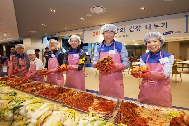 삼성SDS는 9일 삼성SDS타워에서 정유성 대표이사와 임직원 100여 명이 참여한 가운데 스마트 브리지(smart Bridge)활동의 일환인 ‛사랑의 김장 나누기’ 봉사활동을 했다고 10일 밝혔다.
　이번 행사는 잠실 본사 및 수원ICT센터에서도 동시 진행됐으며 회사측은 송파구, 수원 영통구청과 연계한 저소득 가정에 김장 김치를 전달했다.
이날 삼성SDS 임직원이 만든 김장김치는 저소득층 가정과 IT희망나눔 활동을 통해 멘토링을 진행하고 있는 장애청소년을 포함해 약 400 가정에 기부된다.
　이혜미 기자/ham@heraldcorp.com
