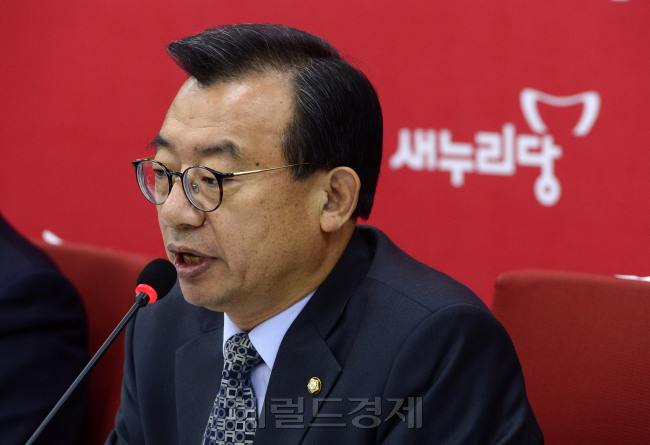 [사진=이정현 새누리당 대표가 10일 오전 서울 여의도 국회에서 열린 최고위원회의에서 발언하고 있다. 박해묵 기자/mook@heraldcorp.com]