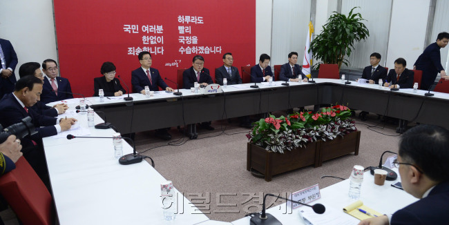 [사진=조원진 새누리당 최고위원이 10일 오전 서울 여의도 국회에서 열린 최고위원회의에서 발언하고 있다. 박해묵 기자/mook@heraldcorp.com]