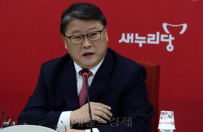 [사진=조원진 새누리당 최고위원이 10일 오전 서울 여의도 국회에서 열린 최고위원회의에서 발언하고 있다. 박해묵 기자/mook@heraldcorp.com]