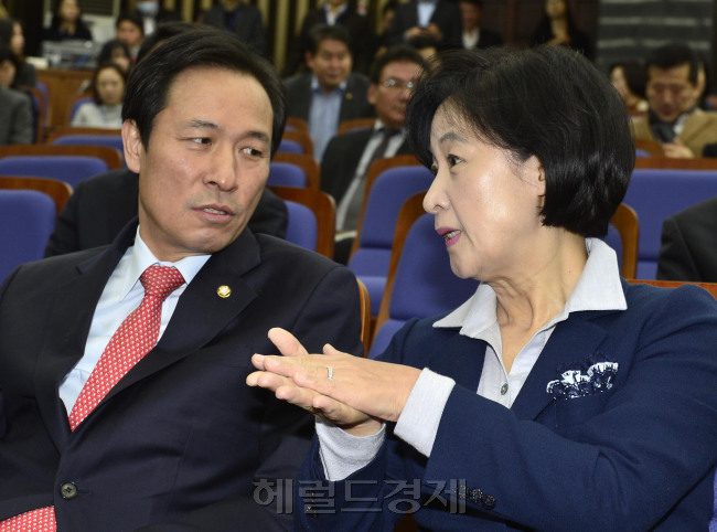 [사진=추미애 더불어민주당 대표가 10일 오전 서울 여의도 국회에서 열린 의원총회에서 우상호 원내대표와 대화하고 있다. 박해묵 기자/mook@heraldcorp.com]