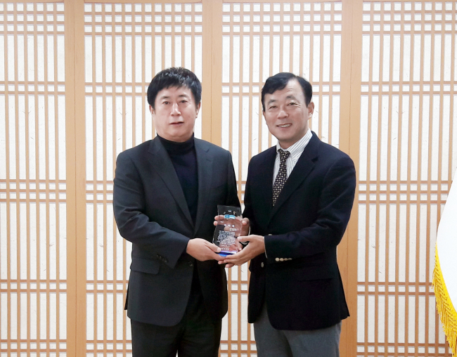 정찬민 시장(왼쪽)은 10일 미국에서 열린 전세계 벤처올림픽 경진대회인 ‘보스턴 매스챌린지대회’에서 최종 우승한 디지털산업진흥원 창업지원센터 입주기업 이와이엘(EYL) 정부석 대표(오른쪽)를 초청해 환담하고 격려했다.
정찬민 시장(왼쪽)은 10일 미국에서 열린 전세계 벤처올림픽 경진대회인 ‘보스턴 매스챌린지대회’에서 최종 우승한 디지털산업진흥원 창업지원센터 입주기업 이와이엘(EYL) 정부석 대표(오른쪽)를 초청해 환담하고 격려했다.