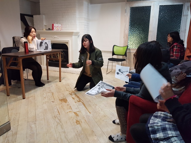 Students improvise scenes at an evening acting class at the SG Academy on Nov. 3. (Rumy Doo/The Korea Herald)