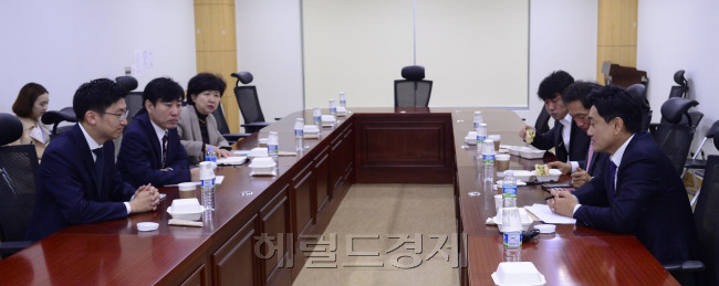 [사진=11일 오전 서울 여의도 국회 의원회관에서 최순실 사태 진상규명과 국정 정상화를 위한 새누리당 국회의원 모임(진정모)이 열리고 있다. 박해묵 기자/mook@heraldcorp.com]