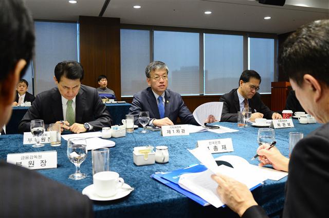 최상목 기획재정부 차관이 11일 서울 중구 명동 은행회관에서 미 대통령 선거 이후 대외 금융ㆍ경제불안에 대비하기 위한 거시경제금융회의 겸 합동점검반회 제1차 회의를 주재하고 있다.  [사진제공=기획재정부]