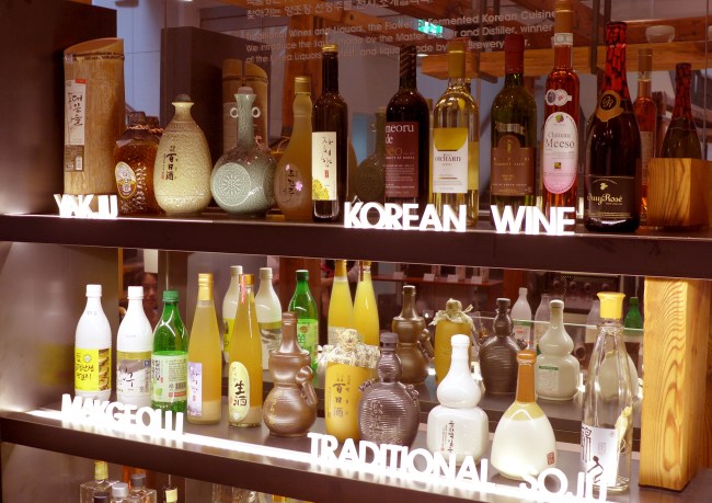 Traditional Korean alcoholic beverages at the Sool Gallery in Seoul (Joel Lee / The Korea Herald)