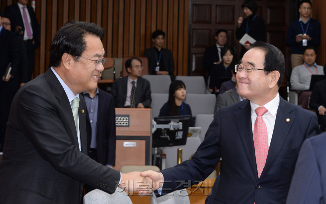 [사진=정진석 새누리당 원내대표가 11일 오전 서울 여의도 국회에서 열린 원내대책회의에서 박명재 사무총장과 악수를 하고 있다. 박해묵 기자/mook@heraldcorp.com]