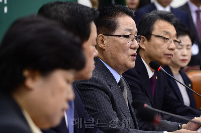 [사진=박지원 국민의당 비상대책위원장이 11일 오전 서울 여의도 국회에서 열린 비상대책위원 회의에서 모두발언을 하고 있다. 박해묵 기자/mook@heraldcorp.com]