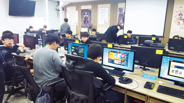 게임 신화를 설명하는 인문학 수업을 듣고 있는 청소년들. 평소에는 10분도 가만히 앉아있지 못하는 아이들이 집중하고 있다.