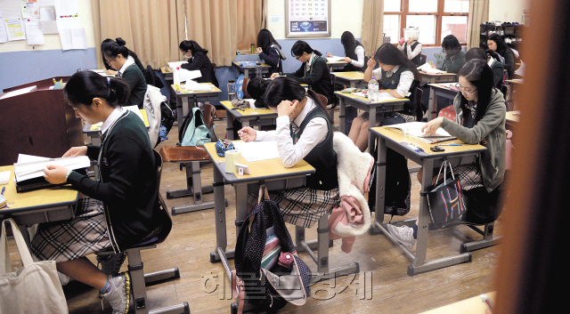 2017학년도 대학수학능력시험이 엿새 앞으로 다가온 가운데 입시 전문가들은 새로운 문제를 풀기보다는 그동안 봐왔던 교재와 정리노트 등을 통해 부족한 부분을 점검하는 전략이 필요하다고 조언했다. 사진은 지난달 배화여고 학생들이 수능 전 마지막 전국연합학력평가를 앞두고 과목별 점검을 하는 모습.
박현구 기자/phko@heraldcorp.com