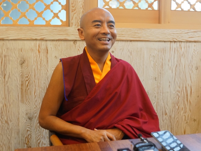 Tibetan Buddhist monk Yongey Mingyur Rinpoche speaks about meditation at the Korean Bhiksuni Association in Seoul. (Son Ji-hyoung/The Korea Herald)