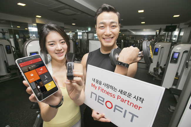 WEARABLE HEALTHCARE DEVICE -- Models show the NEOFIT, a wearable healthcare device, developed by KT, which automatically recognizes the type of exercise being performed and counts the moves and the calories burned via an app. NEOFIT is able to recognize some 100 types of exercises including squats, lunges and dumbbell shoulder presses, according to KT. (Yonhap)