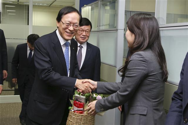 김용환(왼쪽) 농협금융 회장이 최근 7개 자회사를 방문, 직원들을 격려하고 있다.