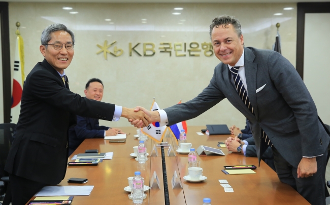 11월 11일 오후 서울 여의도 본사에서 KB금융그룹 윤종규 회장(사진 왼쪽)과 ING그룹 랄프 해머스 회장(사진 오른쪽)이 만나 글로벌 금융시장 전망, 경영 현안을 공유하고 자본시장 업무와 CIB부문에서 상호 협력관계를 더욱 강화해 가기로 했다.
사진=KB금융지주 제공