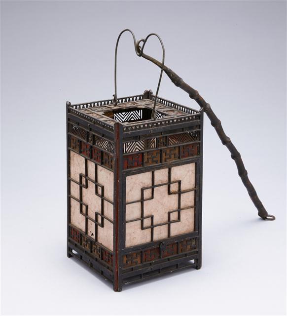 지제아자문제등(紙製亞字紋提燈), 조선 19세기, 24.0×14.8×14.8cm. [사진제공=가나아트센터]