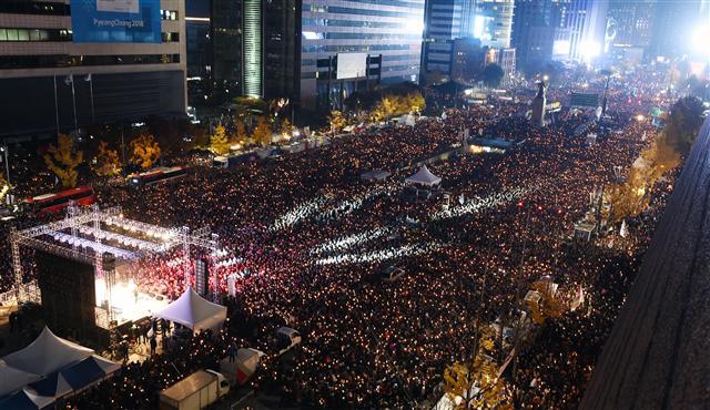 지난 12일 촛불집회는 단지 최순실 개인의 국정농단과 박근혜 정권의 무능 만을 비판하는 자리가 아니었다. 우리 사회에 누적된 모순과 갈등이 한꺼번에 표출되고 하나로 모여 이를 해결할 ‘진짜 민주주의’를 요구하는 자리였다. 이날 오전부터 시내 곳곳에서는 다양한 계층이 모여 자신의 주장을 내세웠다.