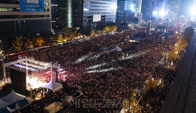 지난 12일 촛불집회는 단지 최순실 개인의 국정농단과 박근혜 정권의 무능 만을 비판하는 자리가 아니었다. 우리 사회에 누적된 모순과 갈등이 한꺼번에 표출되고 하나로 모여 이를 해결할 ‘진짜 민주주의’를 요구하는 자리였다. 이날 오전부터 시내 곳곳에서는 다양한 계층이 모여 자신의 주장을 내세웠다.