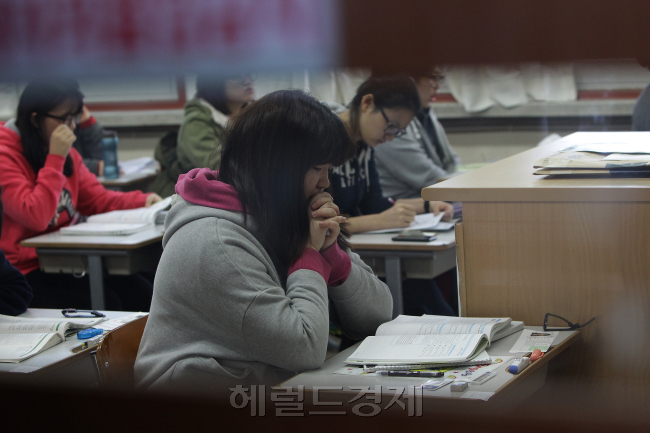 [사진=올해 대학수학능력시험일인 오는 17일 대부분 지역의 기온이 평년보다 높아 따뜻할 것으로 기상청은 예보했다. 박현구 기자/phko@heraldcorp.com]
