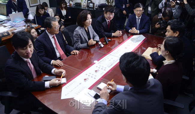 [사진=14일 오전 서울 여의도 국회 의원회관 나경원 의원실에서 비상시국 준비위원회 회의가 열리고 있다. 박해묵 기자/mook@heraldcorp.com]