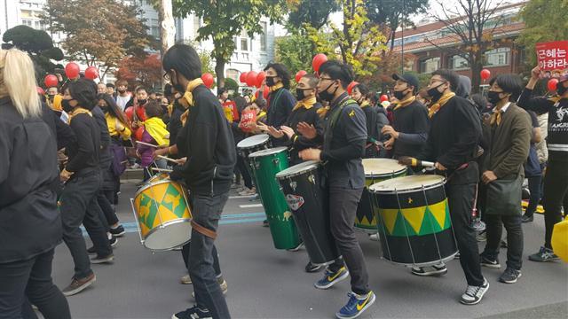 제3차 민중총궐기대회 사전집회 중 ‘청년 총궐기 대회’가 지난 12일 오후 2시께부터 서울 종로구 혜화마로니에 공원에서 진행됐다. 대학생, 중고등학생, 가족 단위가 대부분 모인 혜화 일대 사전집회는 비교적 즐기는 분위기였다. 일부 학생들은 타악기 밴드 공연으로 시위대의 흥을 돋았고, 몇몇 시민들은 박근혜 대통령과 최순실 씨의 코스프레를 하고 유인물을 나눠주는 등 유쾌한 분위기를 이어갔다.