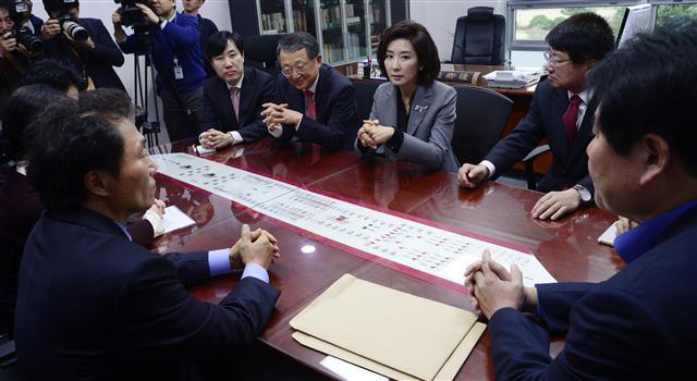 14일 오전 서울 여의도 국회 의원회관 나경원 의원실에서 새누리당 비박계 의원들이 모여 국정수습을 위한 비상시국 준비위원회 회의를 열고 있다. 박해묵 기자/mook@heraldcorp.com