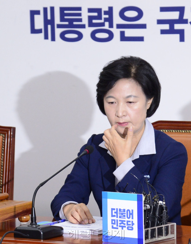 [사진=청와대로부터 영수회담을 제의 받은 추미애 더불어민주당 대표가 14일 오전 서울 여의도 국회에서 열린 최고위원회의에서 우상호 원내대표의 발언을 경청하고 있다. 박해묵 기자/mook@heraldcorp.com]