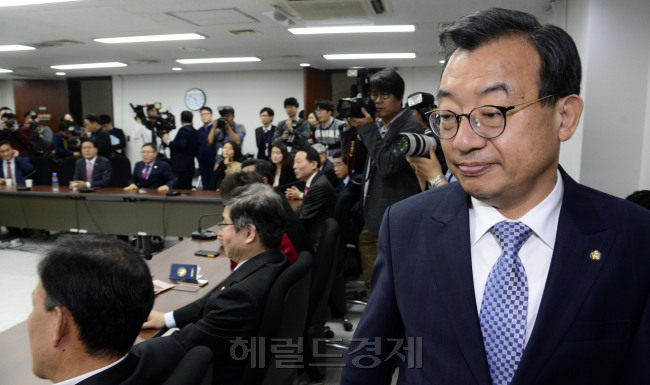 [사진=이정현 새누리당 대표가 14일 오전 서울 여의도 국회에서 초선의원들 모임에 굳은 표정으로 참석하고 있다. 박해묵 기자/mook@heraldcorp.com]