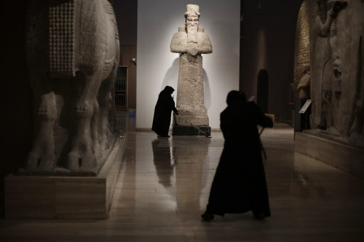 In this March 13, 2016 file photo, Iraqi workers mop the floor at the Assyrian Hall of the Iraq National Museum Baghdad. (AP-Yonhap)