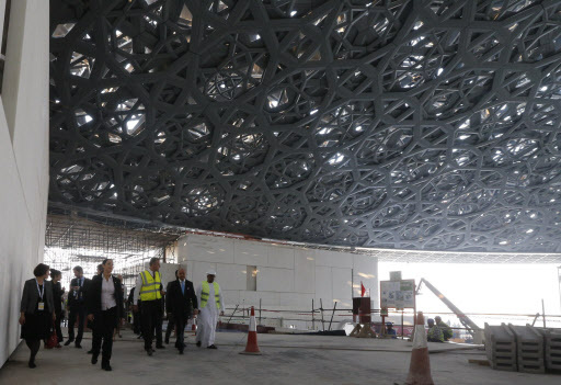 French Foreign Minister Laurent Fabius (second from right) visits the construction site of the future Louvre museum on Saadiyat Island, outside Abu Dhabi on Jan. 18. (AFP-Yonhap)